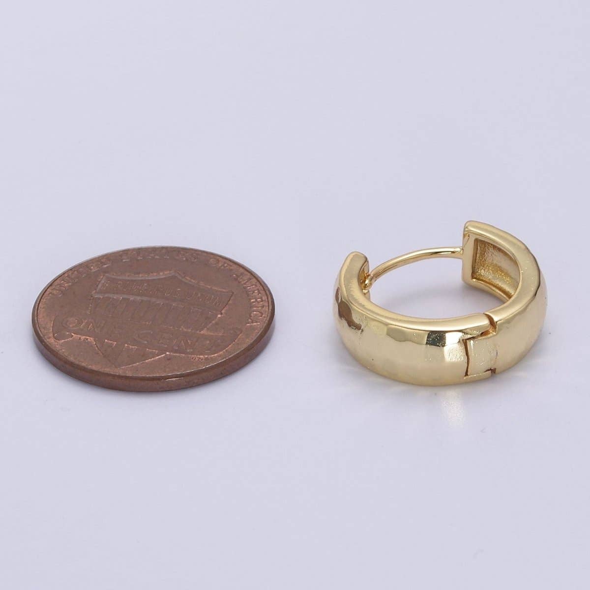 Gold Faceted Huggie Hoop Earring Medium Thick Hoop Earrings, Everyday Earring V-138